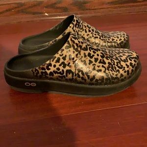Oofos cheeta print shoes